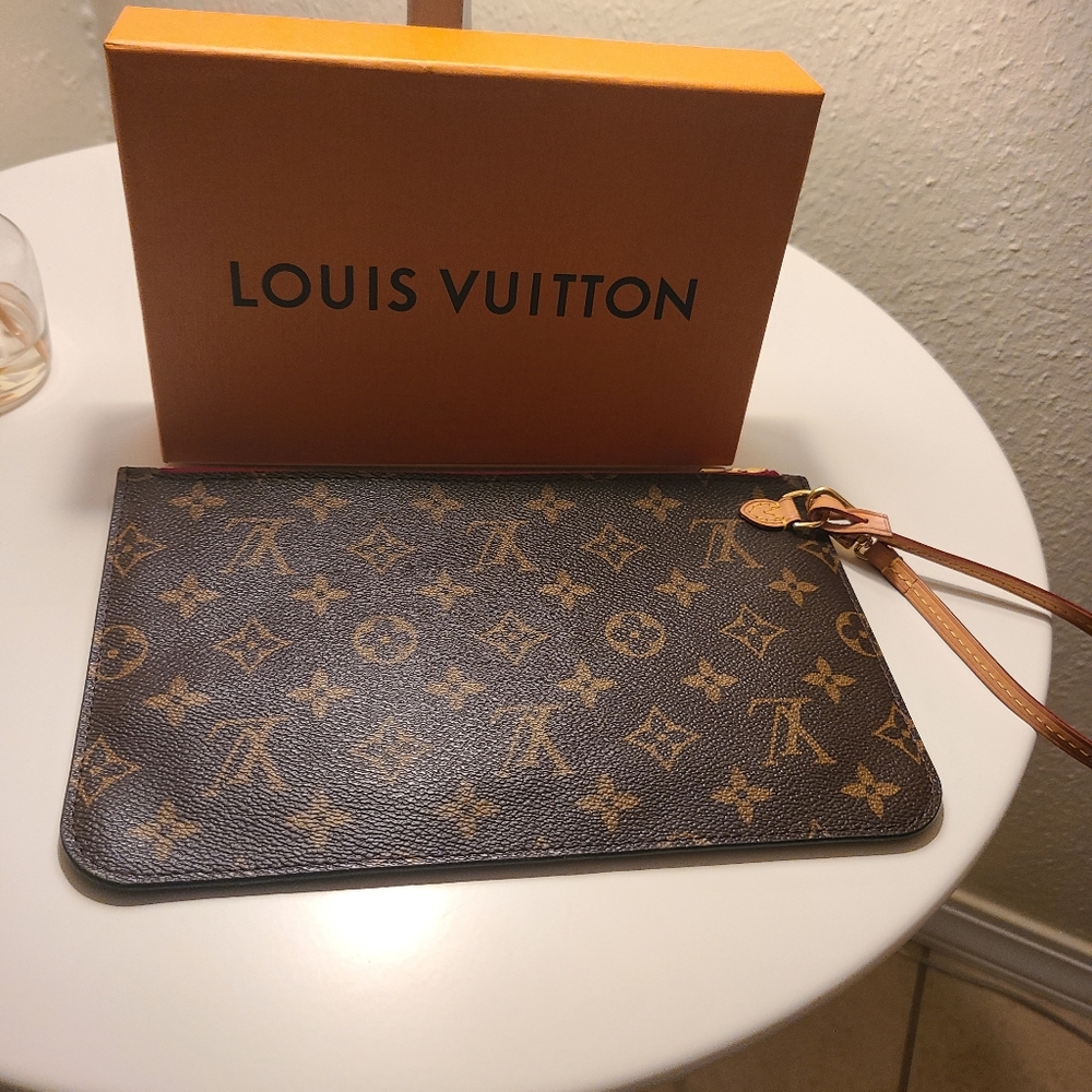 ❤❤SOLD❤❤🎇❤LV Neverfull Monogram Pouch🎇❤